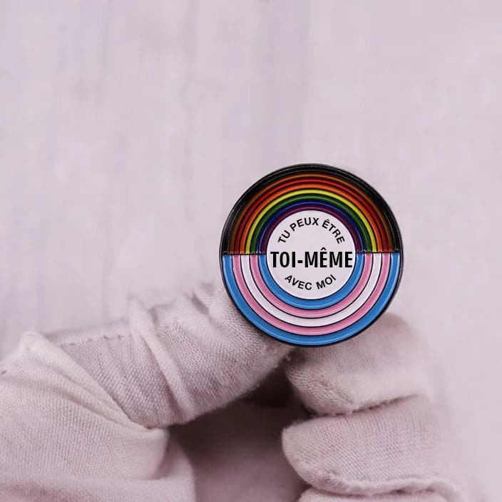 Tu peux être toi-même avec moi - broche en émail - PrideBooth